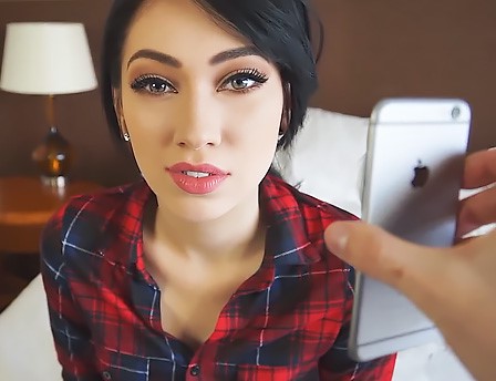 Парень обнаружил любовную переписку девушки на iPhone X и наказал ее