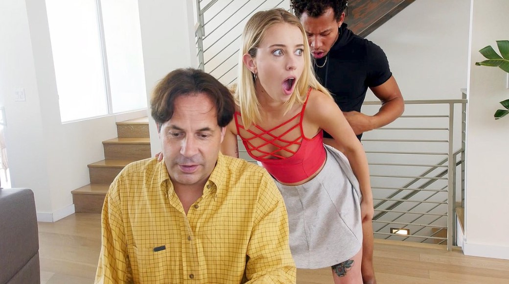 Сосед выебал худенькую девушку втихаря от её отца