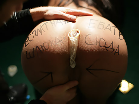 За каждый лайк в соцсетях, шлюха готова подставить свою дырочку всем желающим