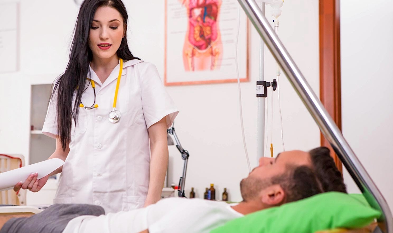 Докторша внедряет свой метод лечения и трахает своих пациентов для скорейшего выздоровления