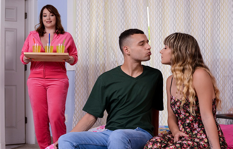 Мачеха решила попробовать сладкий член парня у своей падчерицы