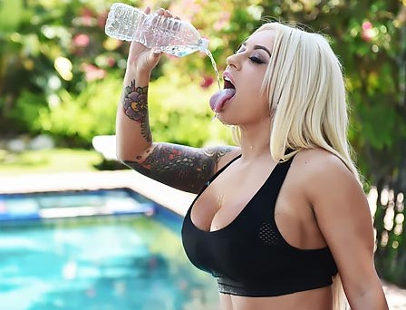 Трахнул жопастую соседку во время утренней тренировки во дворе