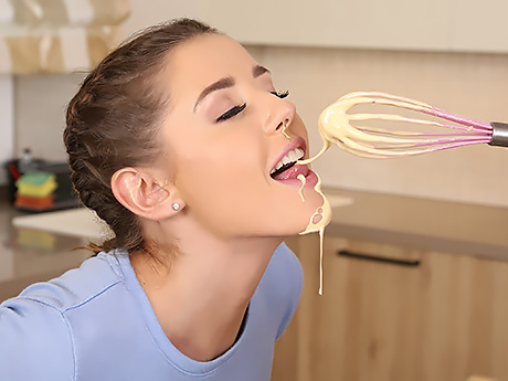 Секс перед завтраком-это то, с чего должна начинать каждая хозяйственная девушка