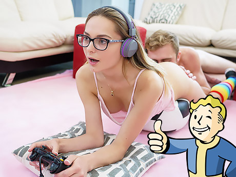 Ответственная геймерша не бросила свой клан, когда её трахали раком во время онлайн игры