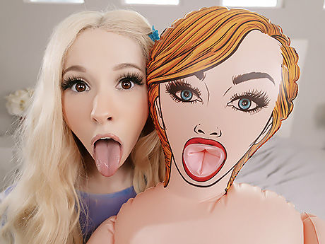 Kenzie Reeves спалила своего парня с резиновой бабой и заставила его трахать её в анал