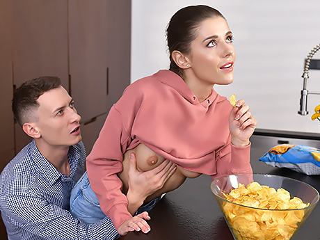 Оля хотела просто поесть чипсов на кухне, но пришёл парень и присунул сзади свой член