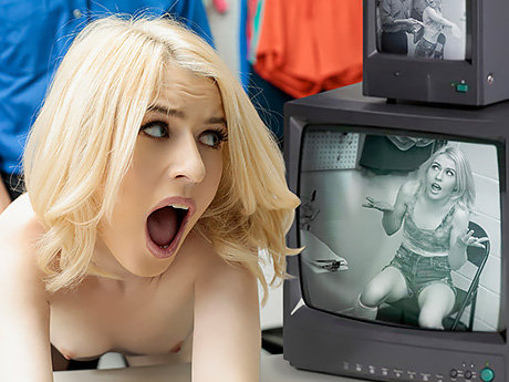 Тощая воровка молчала, когда её трахал раком охранник в подсобке